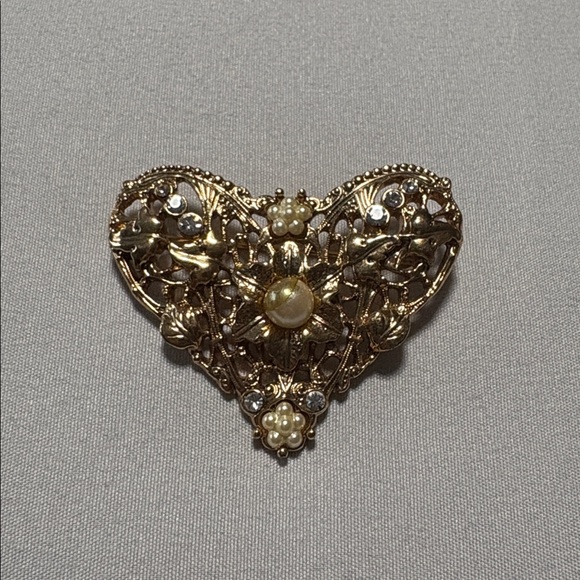 Elegant Gold Heart Brooch with Pearl Accents - Picture 6 of 6